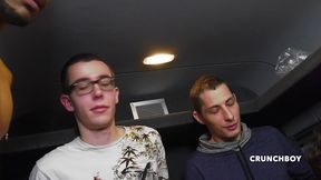 des mecs baisent dans un bus sur la route en exhib