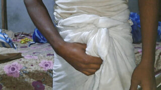 Homens asiáticos mais velhos com paus enormes se masturbando e depois fodendo um ao outro com força