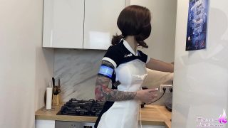 Cosplayer Android Kara memenuhi keperluan pemiliknya