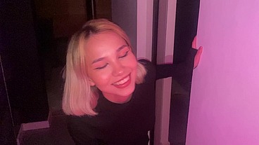 stranger from the bar gave herself up after seeing a big dick