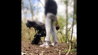 Schwule Kerle mit riesigen Schwänzen in einer ungeschützten Outdoor-Orgie und einem Bukkake-Gangbang