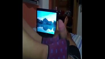 Mi esposa me hace la paja con sus pies bonitos y luego me mama el pene para sacarme el semen