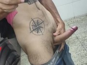 de 18 anos batendo punheta com seu pau rosa no banheiro do shopping