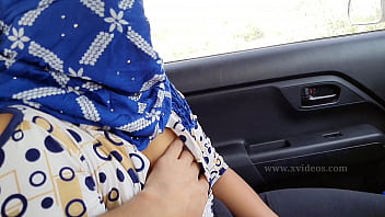 Indian Outdoor Sex in Car Sexy Girlfriend Ki Chudai pussy and anal sex fucking