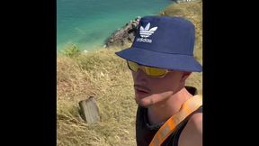 batendo uma punheta no ar livre na praia