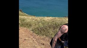 batendo uma punheta no ar livre na praia