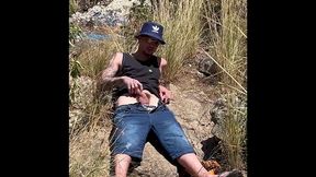 batendo uma punheta no ar livre na praia