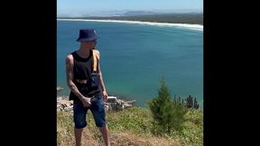 batendo uma punheta no ar livre na praia