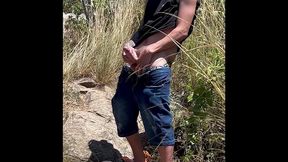 batendo uma punheta no ar livre na praia