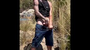 batendo uma punheta no ar livre na praia