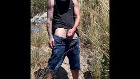 batendo uma punheta no ar livre na praia