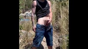 batendo uma punheta no ar livre na praia