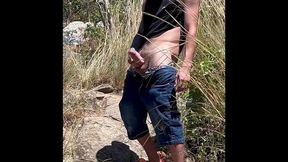 batendo uma punheta no ar livre na praia