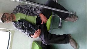 Viejo en el metro linea 3