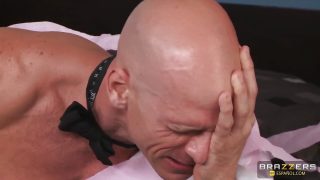 Johnny Sins 与身穿丝袜的大胸纹身女郎 Christy Mack 和 Madison Ivy 进行三人性爱