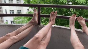 THREE GIRLS BAREFOOT PLAY ON A BALCONY - MP4 HD