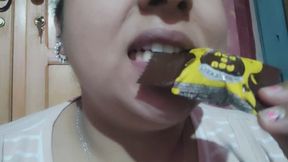 El placer de romper chocolates con mi boca