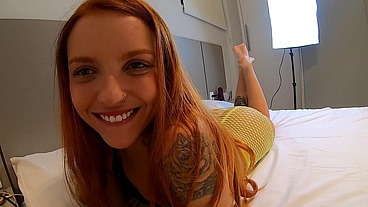 Pequena ruiva gostosa e carioca, dando igual putinha na sua primeira cena - Fadinha Maju -