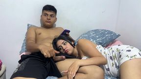 sorprendi a mi hermanastra culona mientras veiamos una pelicula, le meti mi enorme verga en si boca y la me chupo como una puta