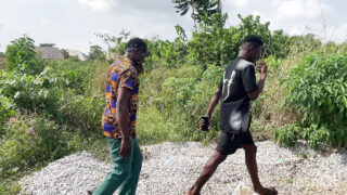Genç erkekler olgun ve iri siyah penisleri emdikten sonra, sıcak boşalmalarla birlikte anal ilişkiye giriyorlar.