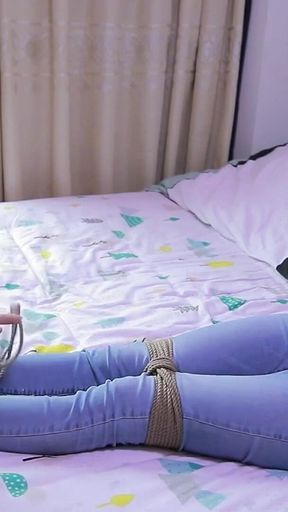 Hui13 - the Constraint of Skinny Jeans and White Socks