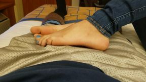 Miah Mullato foot lap tease
