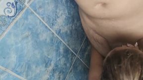 Entro por error al ba�o de mi hijastra y la veo toda desnuda con ese buen