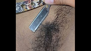 JOVEN HIJASTRA SU CO&Ntilde_O PELUDO ES AFEITA POR PADRASTRO PARA LUEGO FOLLAR , ANTES QUE LLEGUE LA MAMA