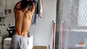 fui por a roupa no varal, e o namorado do meu colega me viu de pica dura e acabou sentando na pica.