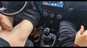 a random passerby got into the car and jerked off the taxi driver to cum!