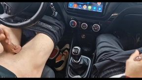 a random passerby got into the car and jerked off the taxi driver to cum!