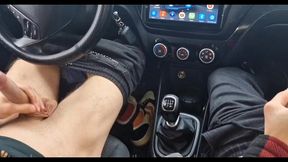 a random passerby got into the car and jerked off the taxi driver to cum!