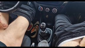 a random passerby got into the car and jerked off the taxi driver to cum!