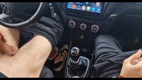 a random passerby got into the car and jerked off the taxi driver to cum!