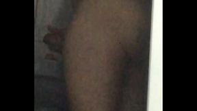 Novinho do RJ filmado tocando uma no banheiro escondido