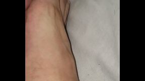 Ella acostada y yo tocando sus pies