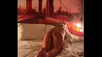 Mait&ecirc_ Hedon&ecirc_ &eacute_ uma Milf que acorda sempre com muito tes&atilde_o. Fica se contorcendo e se esfregando na cama at&eacute_ gozar.