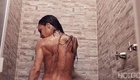 Cuban actress Liz flaunts her sexy assets