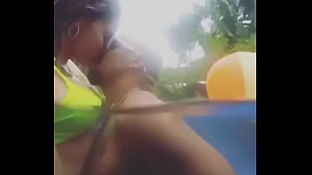 Anitta namorando na piscina