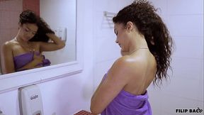 Me consigo a mi esposa duchandose y no me aguanto las ganas de follarmela