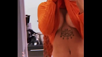 Lua Doidera mostrando o look que escolheu para atender o entregador do iFood