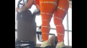 Andrealatina in the gym doing glutes????