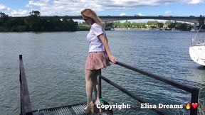 exhibant mon minou et mes fesses en public a agde