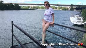 exhibant mon minou et mes fesses en public a agde