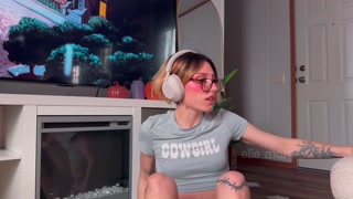 Ur gf needs sweaty feet worship