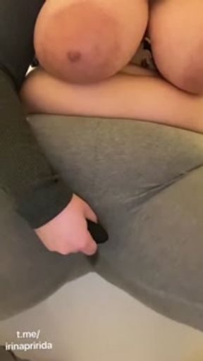 Пышка мастурбирует в лосинах. Влажная киска. Пышка в легинсах. Ирина Природа