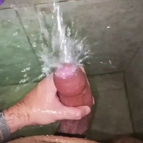 No hands water masturbation. Letting the stream of water fall on my big uncut latino cock until it makes me cum hands free ?