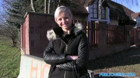 Public Sex Ihre Muschi wird mit Sperma bespritzt