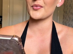 Big ass babe exposes her big boobs