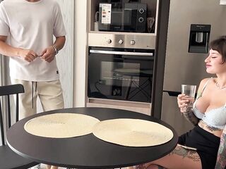 Vecina queda fuera de su casa y le ayudo a que entre... TODA, ft. badvanne (PART 01 of 03)